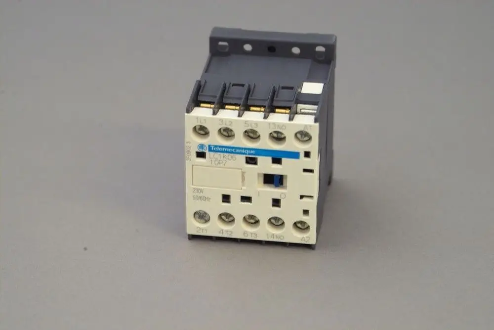 Brötje Leistungsschalter mit mehreren Anschlussklemmen, in kompakter Bauweise, für die Steuerung elektrischer Anlagen in einem grauen Raum.