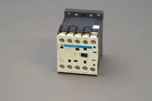 Brötje Leistungsschalter mit mehreren Anschlussklemmen, in kompakter Bauweise, für die Steuerung elektrischer Anlagen in einem grauen Raum.