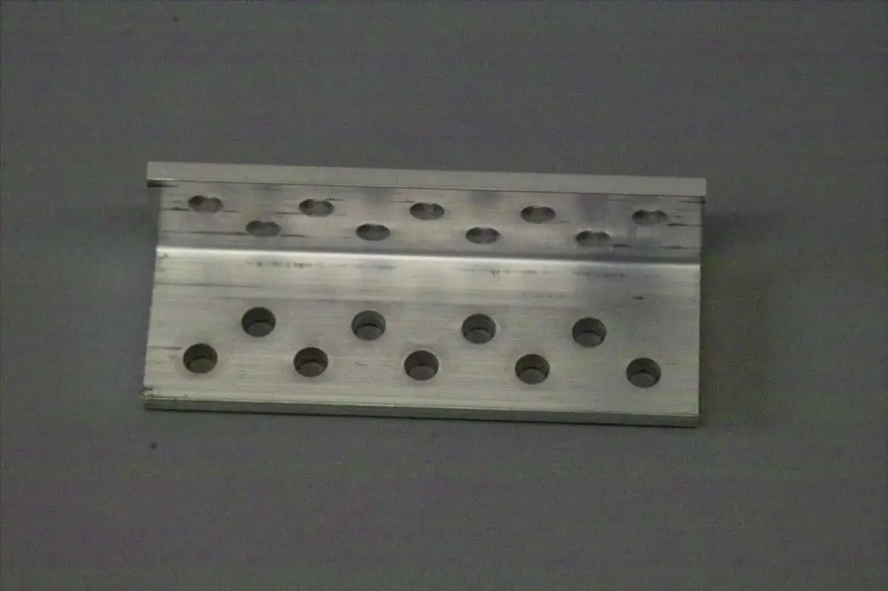Aluminiumplatte mit mehreren Löchern und einer L-förmigen Kante, vermutlich für die Montage eines Brötje-Produkts.