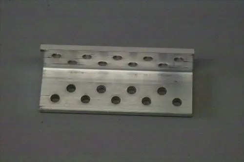 Aluminiumplatte mit mehreren Löchern und einer L-förmigen Kante, vermutlich für die Montage eines Brötje-Produkts.