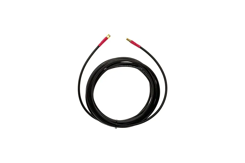 Schwarzes Kabel mit roten Steckern an beiden Enden, möglicherweise zur Verlängerung. Brötje wird durch das Design und die Farbwahl repräsentiert.