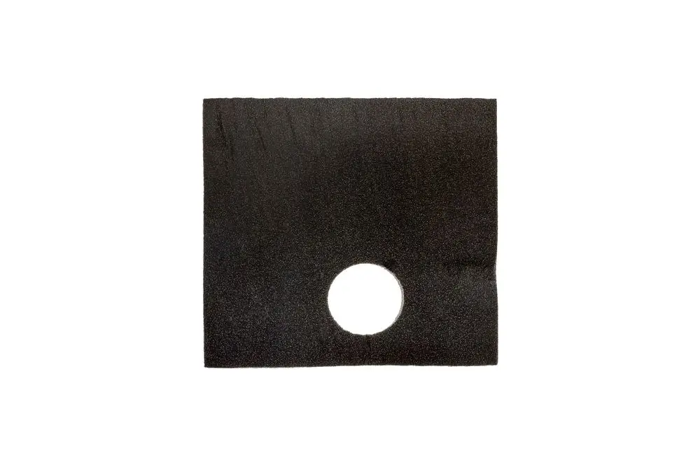 Schwarzes, rechteckiges Stück Isoliermaterial mit rundem Ausschnitt, geeignet für Rohrisolierungen. Produkt von Brötje zur thermischen Isolation.