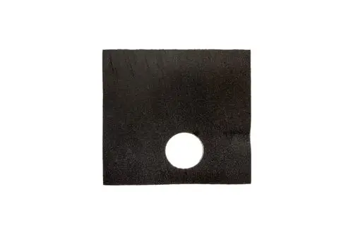Schwarzes, rechteckiges Stück Isoliermaterial mit rundem Ausschnitt, geeignet für Rohrisolierungen. Produkt von Brötje zur thermischen Isolation.