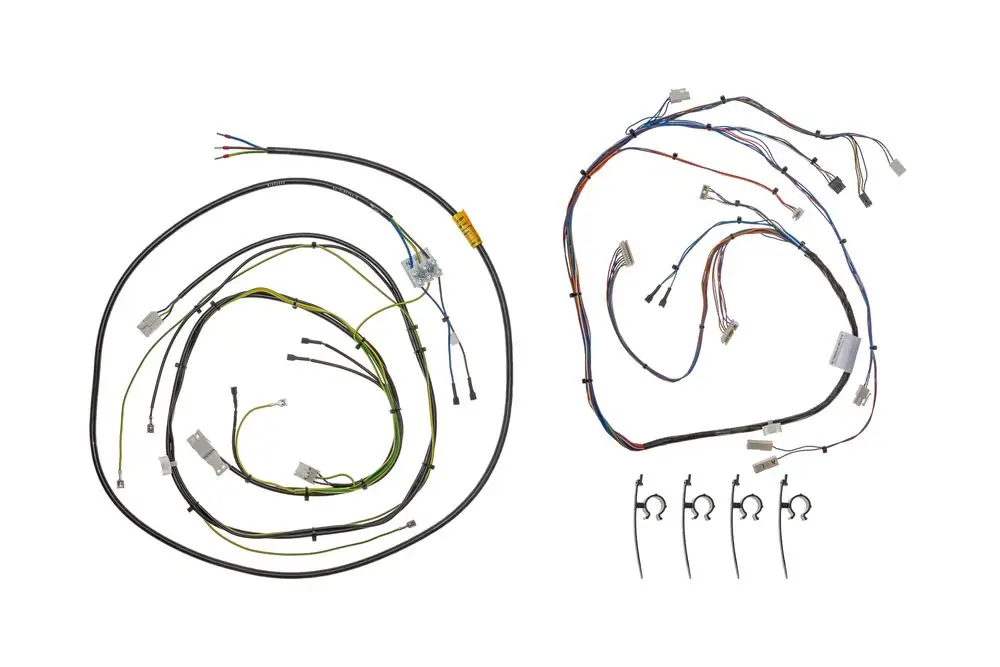 Brötje Kabelbaum, bestehend aus mehreren elektrischen Leitungen mit Verbindungssteckern, angeordnet in spiralförmigen Schlaufen. Teile zur Befestigung sind ebenfalls sichtbar.