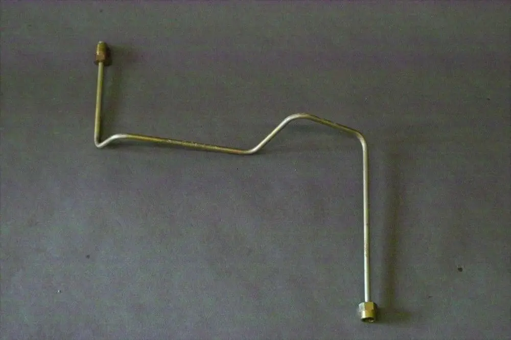 Brötje Öldruckleitung in gebogener Form mit zwei Anschlussenden. Die Leitung besteht aus Metall und zeigt keine spezifischen Maße oder Produktbezeichnungen im Bild.