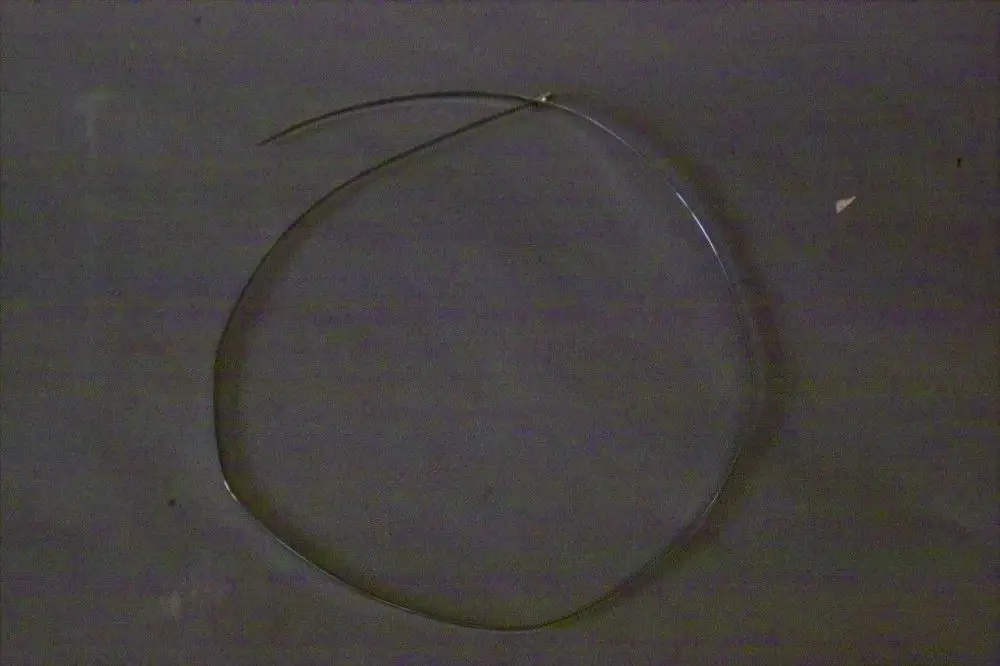 Ein gebogener Draht aus Metall, der in der Form eines Kreises dargestellt ist. Es ist unklar, wie das Produkt verwendet wird. Möglicherweise gehört es zum Brötje-Sortiment.