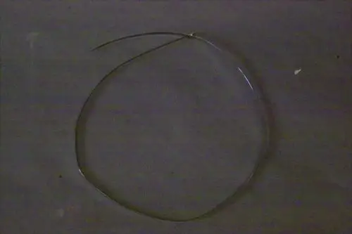 Ein gebogener Draht aus Metall, der in der Form eines Kreises dargestellt ist. Es ist unklar, wie das Produkt verwendet wird. Möglicherweise gehört es zum Brötje-Sortiment.
