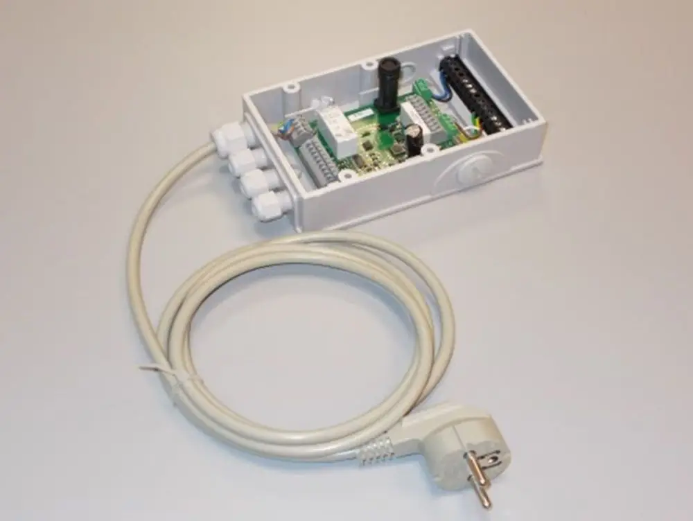 Brötje Steuerungsmodul in weißer Kunststoffbox mit Kabel und Stecker. Anschlüsse auf der Vorderseite, Platine sichtbar im Inneren.
