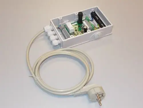Brötje Steuerungsmodul in weißer Kunststoffbox mit Kabel und Stecker. Anschlüsse auf der Vorderseite, Platine sichtbar im Inneren.
