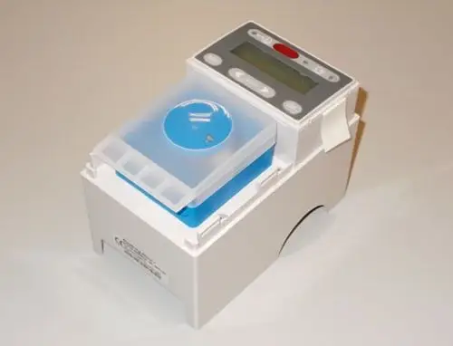 Steuerungseinheit von Brötje mit Display und Bedienelementen, ausgestattet mit einer transparenten Abdeckung und einem blauen Einsatz.