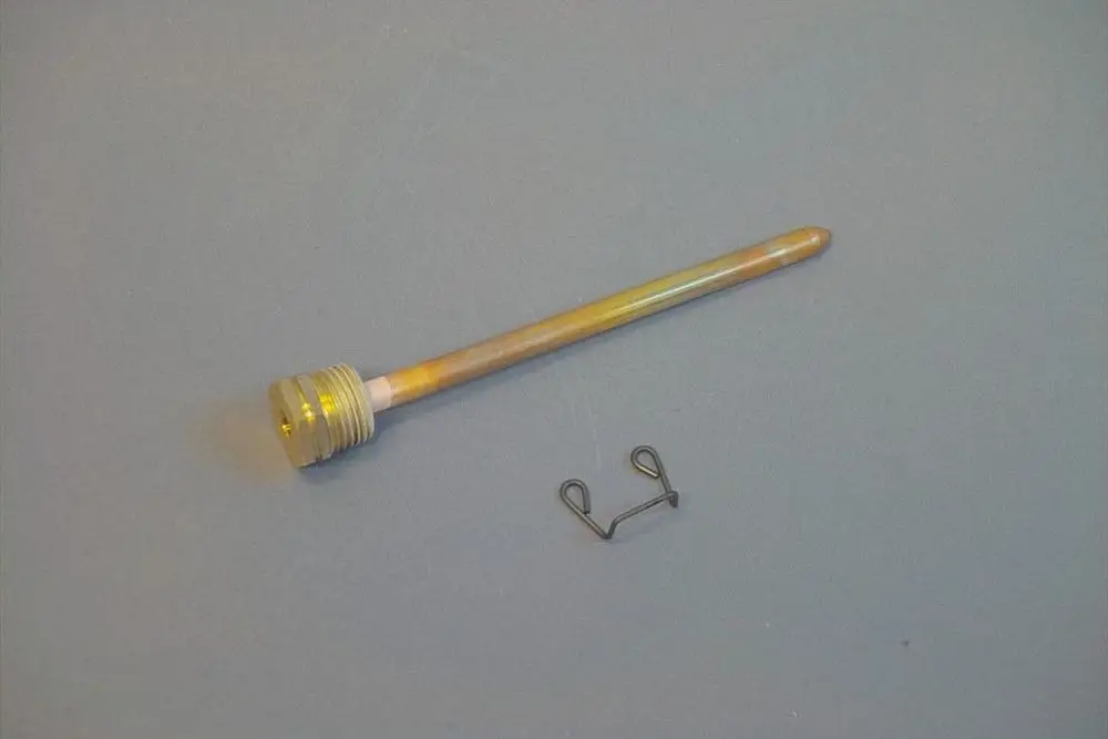 Brötje-Tauchhülse mit einem zylindrischen Metallkörper und einem unteren Anschluss. Daneben ist ein schwarzes Halteclip sichtbar.