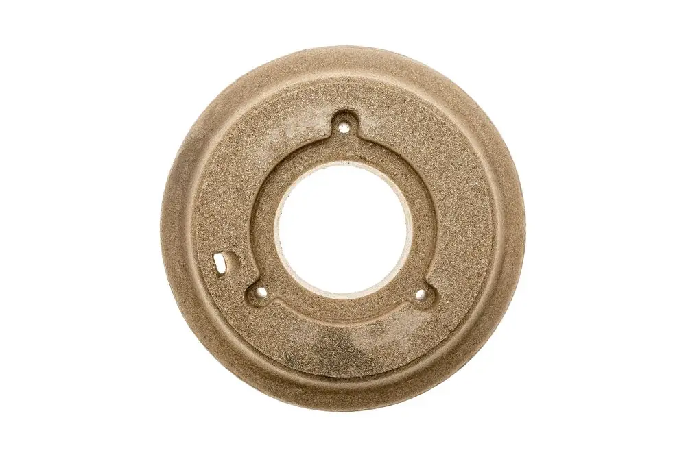 Runder, beige Isolierstein mit zentralem Loch und seitlichen Aussparungen, hergestellt von Brötje. Eignet sich zur Isolierung von Türen.