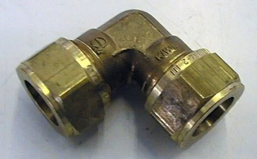 Brötje Winkelverschraubung, gebogen mit zwei Anschlüssen. Aus Messing gefertigt, geeignet für Rohrverbindungen in Heizungsanlagen.