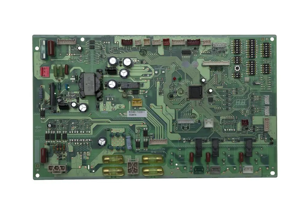 Grüne Hauptplatine mit verschiedenen elektronischen Bauteilen und Anschlüssen, verwendet in Brötje-Geräten, zur Steuerung und Regelung von Heizungsfunktionen.
