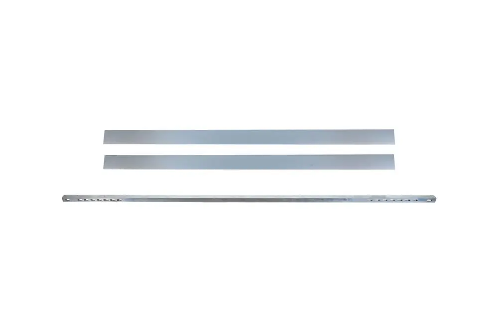 Drei Metallstreifen von Brötje, zwei lange glatte Platten und eine kürzere mit Löchern in einer Reihe, angeordnet auf heller Fläche.