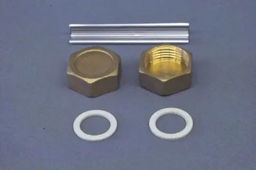 Brötje Zubehörteile bestehend aus zwei Blindkappen in Bronze, zwei Dichtungen und einem Metallprofil auf grauem Hintergrund.