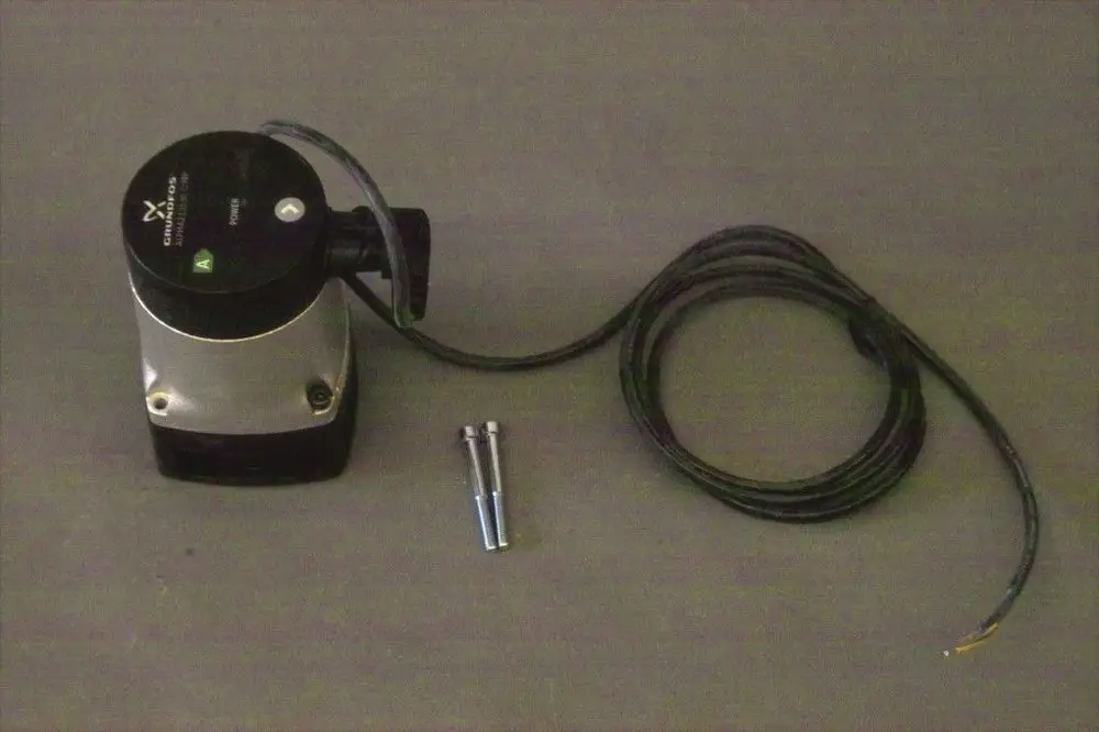 Brötje Pumpenkopf mit einem Kabel und zwei Schrauben. Der Pumpenkopf hat eine abgerundete Oberseite mit Tasten sowie einen Anschluss für einen Schlauch.