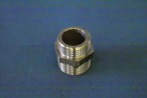 Doppelnippel aus Metall, mit Gewinde an beiden Enden. Verwenden Sie diesen Brötje-Artikel zur Verbindung von Rohren oder anderen Komponenten.