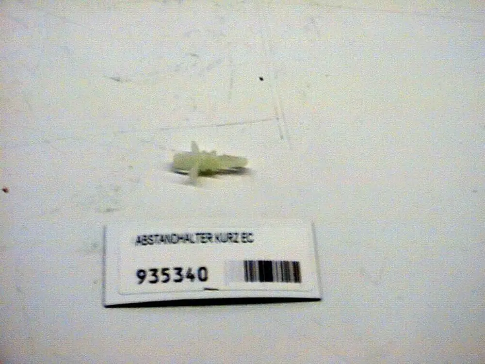 Abstandshalter von Brötje, klein und in heller Farbe, auf weißem Untergrund vor einem nummerierten Etikett mit Barcode abgebildet.