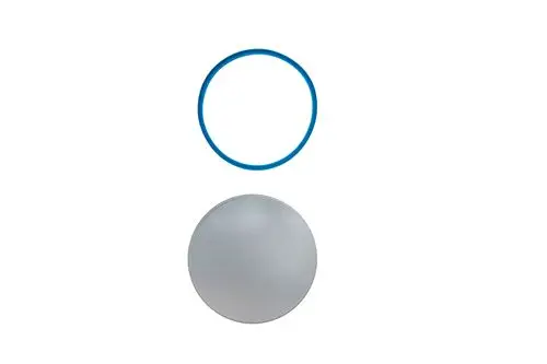 Brötje Ersatzteil, bestehend aus einem grauen, runden Deckel und einem blauen O-Ring. Beide Teile sind auf einem weißen Hintergrund angeordnet.