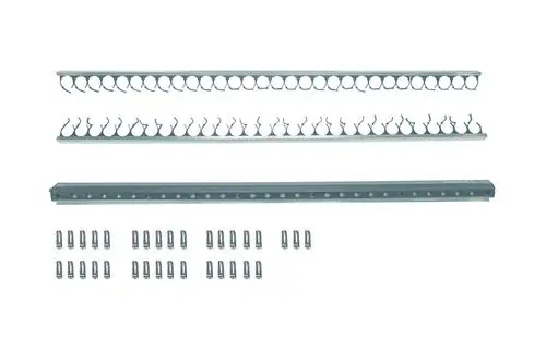Zwei Metallprofile mit Buchsen und Halterungen, auf einer Fläche angeordnet. Zu sehen sind Teile, die von der Marke Brötje stammen.