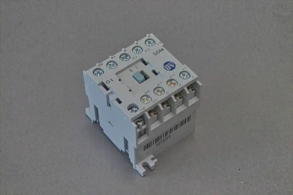 Brötje Schütz in kompaktem Design mit mehreren Anschlussklemmen, geeignet für elektrische Steuerungen. Das Gehäuse ist hellgrau.