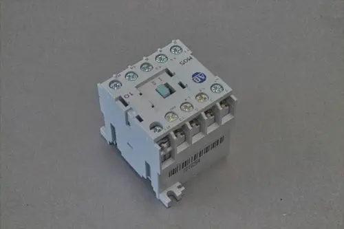 Brötje Schütz in kompaktem Design mit mehreren Anschlussklemmen, geeignet für elektrische Steuerungen. Das Gehäuse ist hellgrau.