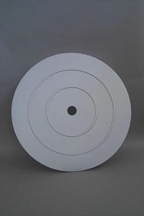 Runder, weißer Deckel mit konzentrischen Linien und einem zentralen Loch, hergestellt von Brötje. Der Deckel hat eine glatte Oberfläche und wird gegen eine andere Komponente montiert.