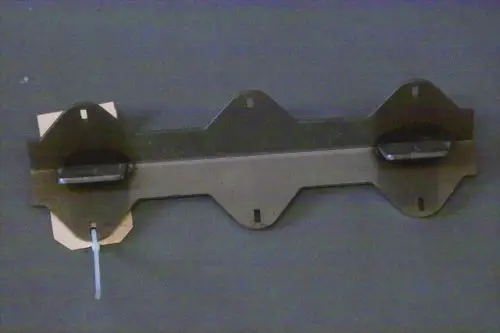 Brötje Reinigungswippe in metallischer Ausführung mit Halterungen und Befestigungslöchern, auf grauem Hintergrund, flach liegend.