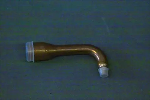 Brötje Einspritzleitung aus Kupfer mit einer abgewinkelten Form, einem breiteren Ende und zwei unterschiedlichen Steckplätzen an den Enden.