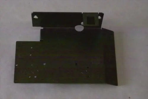 Schwarze Metallhalterung mit verschiedenen Ausschnitten und Löchern, möglicherweise für ein Heizgerät der Marke Brötje.