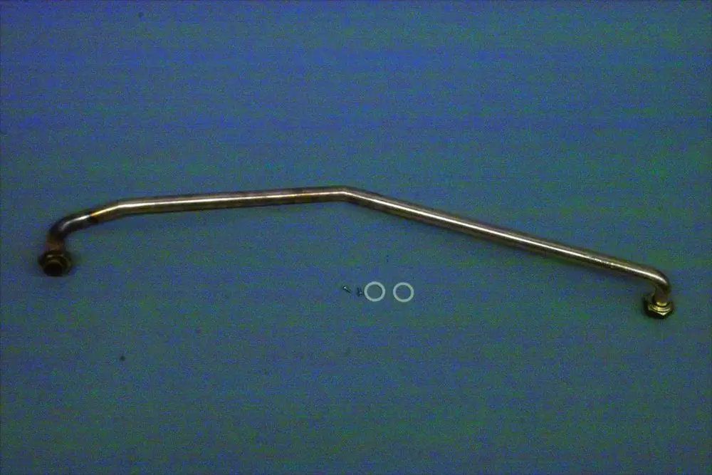 Brötje Vorlaufrohr aus Metall, gebogen mit zwei Anschlussgewinden, auf hellem Hintergrund. Zwei Dichtungsringe liegen daneben.