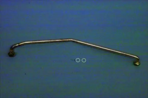 Brötje Vorlaufrohr aus Metall, gebogen mit zwei Anschlussgewinden, auf hellem Hintergrund. Zwei Dichtungsringe liegen daneben.