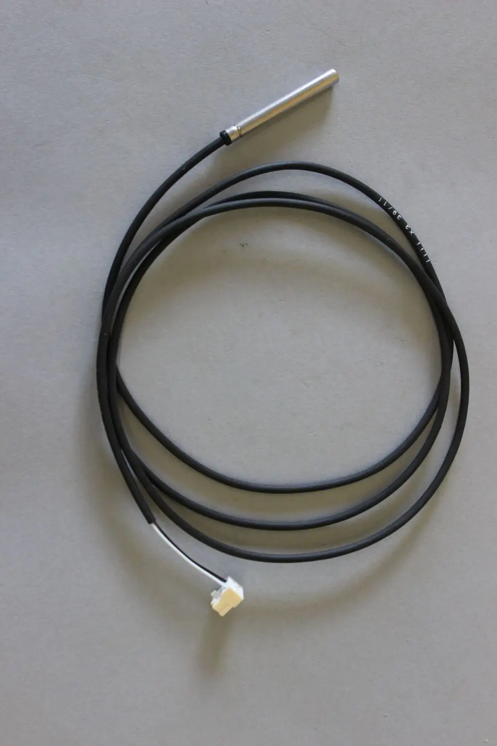 Temperatursensor mit metallischer Problempumpen-Hülse und Kabel, hergestellt von Brötje. Der Sensor hat einen Steckeranschluss und wird für Heizungsanwendungen verwendet.