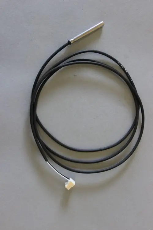 Temperatursensor mit metallischer Problempumpen-Hülse und Kabel, hergestellt von Brötje. Der Sensor hat einen Steckeranschluss und wird für Heizungsanwendungen verwendet.