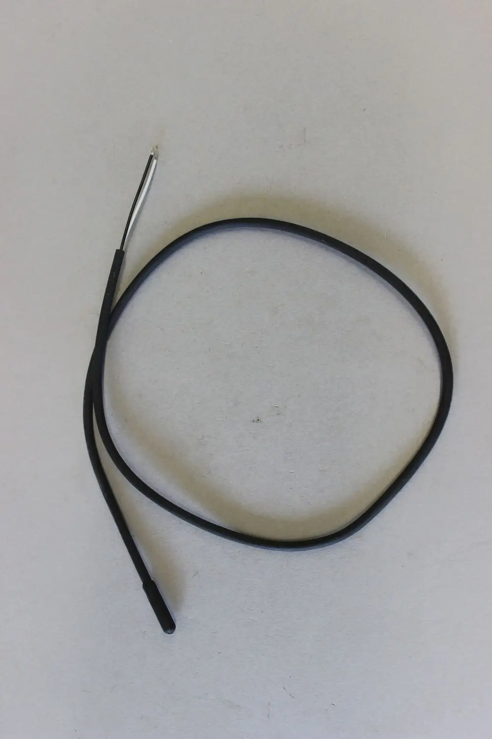 Temperaturfühler mit schwarzem Kabel und freiliegender Spitze, hergestellt von Brötje. Der Sensor ist für Luftmessungen konzipiert und hat eine flexible Form.