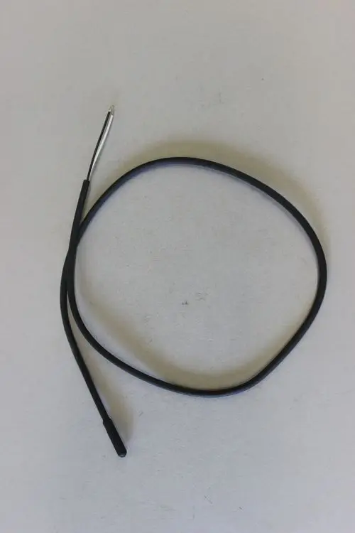 Temperaturfühler mit schwarzem Kabel und freiliegender Spitze, hergestellt von Brötje. Der Sensor ist für Luftmessungen konzipiert und hat eine flexible Form.