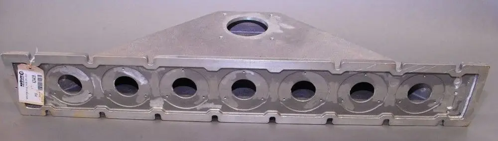 Aluminium-Mischkanal von Brötje mit mehreren runden Öffnungen für Luftführung, rechteckige Form und eine größere zentrale Öffnung.