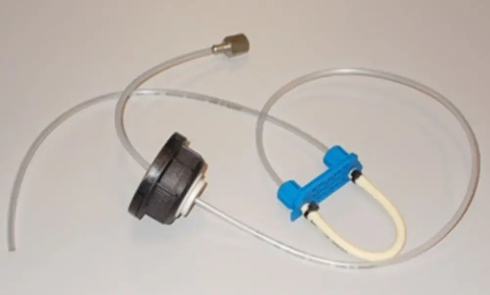 Brötje Dosier-Set mit einem schwarzen Hubdeckel, transparenten Schläuchen und einem blaue Verbindungselement. Geeignet für Anwendungen in der Wasseraufbereitung.