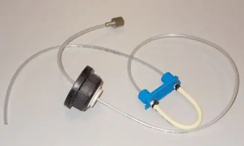Brötje Dosier-Set mit einem schwarzen Hubdeckel, transparenten Schläuchen und einem blaue Verbindungselement. Geeignet für Anwendungen in der Wasseraufbereitung.