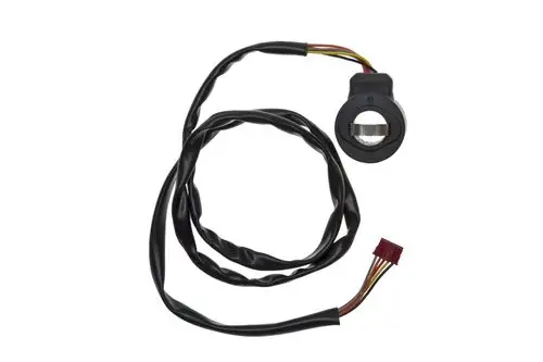 Brötje Produkt mit einem runden Anschluss und mehreren Adern, die anscheinend zu einem elektronischen Steuergerät führen. Es handelt sich um eine Kabelverbindung.
