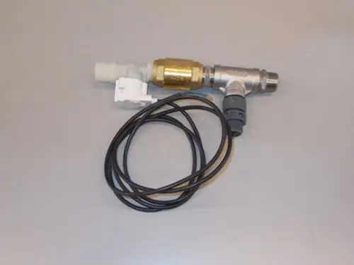Brötje Magnetventil mit Metall- und Kunststoffkomponenten, Kabelanschluss und mehreren Anschlüssen zur Steuerung von Flüssigkeitsströmen in Heizsystemen.