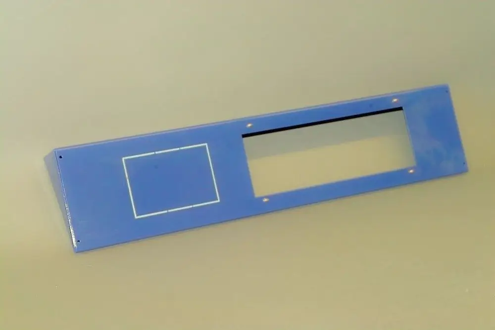 Brötje Schaltfeldblende in Blau, rechteckige Form mit einer großen und einer kleinen Öffnung, montierbar zur Abdeckung von Schaltkästen oder ähnlichen Einrichtungen.