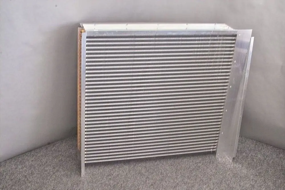 Brötje Lamellenverdampfer mit metallischem Lamellen-Design und seitlichem Ansaugkasten, auf grauem Untergrund positioniert.