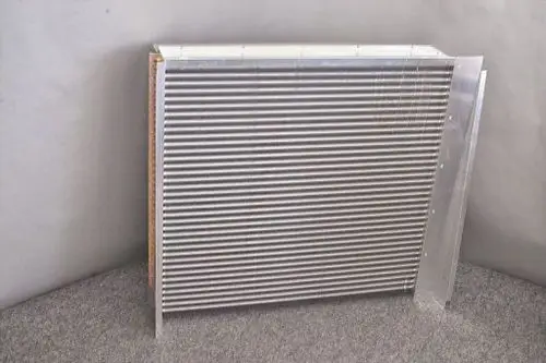 Brötje Lamellenverdampfer mit metallischem Lamellen-Design und seitlichem Ansaugkasten, auf grauem Untergrund positioniert.