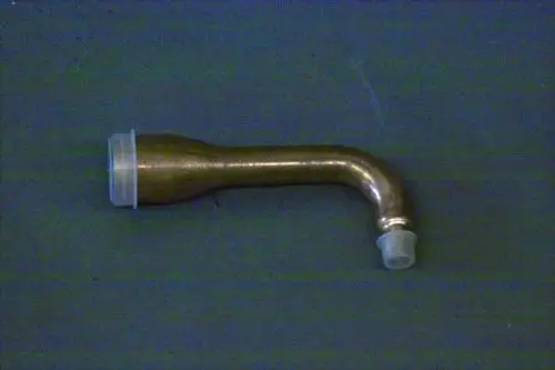 Brötje Einspritzleitung mit gebogenem Kupferrohr und Kunststoffanschlüssen. Das Bauteil ist für Heizsysteme ausgelegt.