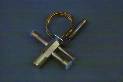 Brötje Expansionsventil mit mehreren Rohren und einer Metallringstruktur auf grauem Untergrund.
