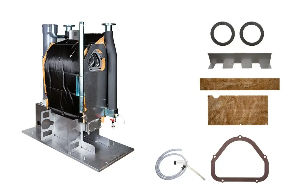 Brötje Wärmetauscher in rechteckiger Form, ausgestattet mit Rohren, einer isolierenden Hülle und Montageschrauben, auf einer Metallbasis platziert.