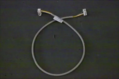 Graue Kabelverbindung von Brötje mit zwei Steckern. Kabel enthält mehrere isolierte Drähte in verschiedenen Farben, dient wahrscheinlich zur Verbindung von elektrischen Komponenten.