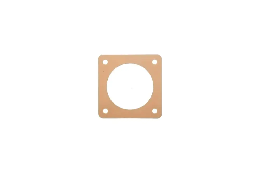 Dichtung aus flexiblem Material mit quadratischer Form und runder Öffnung in der Mitte. An den Ecken befinden sich Löcher zur Befestigung. Produkt von Brötje.
